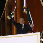 Da AMLO Grito de Independencia y añade: ¡muera corrupción!