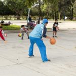 Niñas y niños disfrutan las Clases de Basquetbol gratuitas en El Tequio