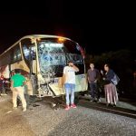 Seis heridos, saldo de encontronazo de autobús con camioneta en carretera de Oaxaca