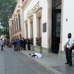 Fallecen dos personas en la vía pública en Oaxaca