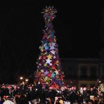 Con el encendido del “Árbol de la Regeneración de la Esperanza”, las familias oaxaqueñas viven el espíritu navideño