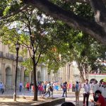 Disfrutan oaxaqueños y turistas del esplendor del Zócalo Capitalino