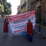 Ya son dos plantones de triquis en el zócalo oaxaqueño; los reubicarían