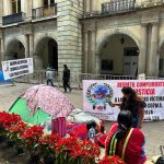 Ya son tres plantones de indígenas Triquis frente al Palacio de Gobierno