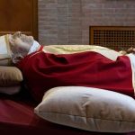 Dos papas convertidos en banderas de una guerra cultural en la Iglesia