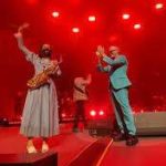 Alejandro Sanz comparte el Auditorio Nacional con Malena, saxofonista oaxaqueña