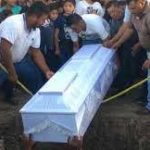 Dan último adiós a hermanitos asesinados en Juchitán, Oaxaca; exigen justicia