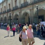 En Oaxaca marchan unos 500 opositores a López Obrador