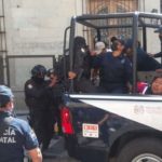 Policías detienen a Lorena Merino y su grupo de Triquis por insistir en su plantón.
