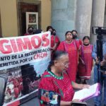 Protesta otro grupo de Triquis en el Palacio para exigir el diálogo.