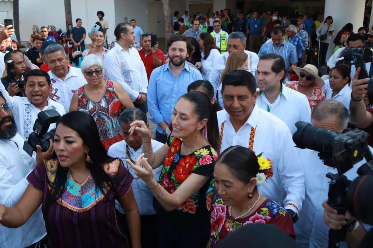 Claudia Sheinbaum es recibida en Oaxaca por funcionarios públicos