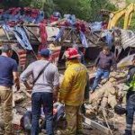 Estiman entre 26 y 27 muertos por volcadura de autobús de pasajeros en carretera Magdalena Peñasco, Oaxaca