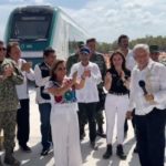 Sube AMLO al primer vagón de Tren Maya; ‘es histórico’, dice