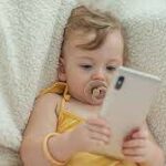 Abusar de pantallas durante el primer año de vida se asocia a retrasos en el desarrollo infantil