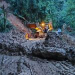 Protección Civil y Sedena, liberan camino a Santiago Atitlán tras derrumbes ocasionados por las fuertes lluvias