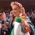 Celebra Adele a México vestida de muñeca Lele