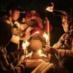 Iluminan con velas y altares el camino para reencontrarse con sus muertos en Oaxaca